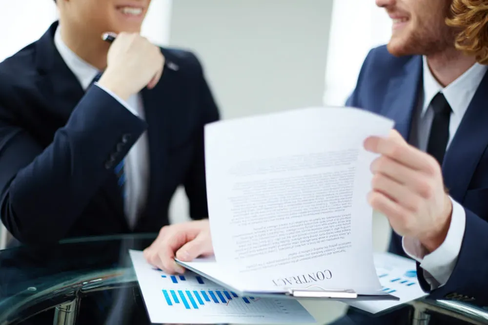 Umowa z kluczowymi pracownikami — vesting, non-compete, konflikty udziałów